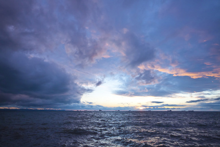 美丽的海景，海上日落