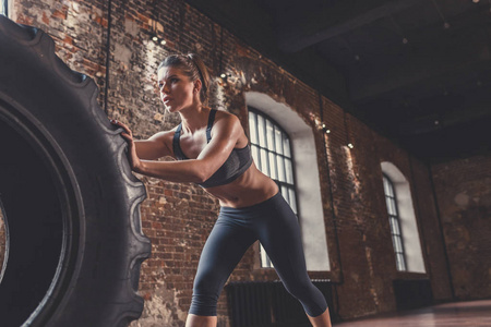 crossfit 轮子的年轻运动妇女在室内