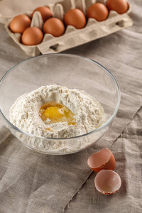 平面包用面团的制备。碎鸡蛋和面粉在玻璃碗里