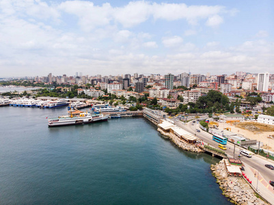 空中无人机鸟瞰 Bostanci 海公共汽车和汽船轮渡码头伊斯坦布尔海滨。市容