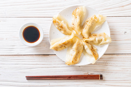 日本饺子或饺子小吃配酱油