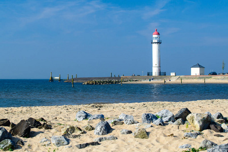 晴朗的日子, 白色灯塔坐落在海边。中的符号