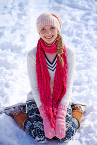 女孩坐在雪地上的肖像