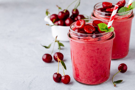 樱桃冰沙在玻璃罐子里薄荷叶和新鲜浆果