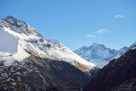 法国阿尔卑斯山反对晴朗的蓝天。Ecrins 公园