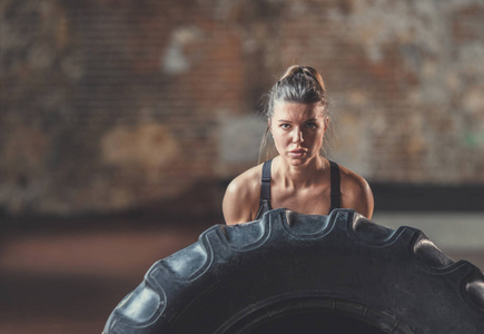 crossfit 轮子的年轻妇女在室内