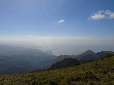 一个令人惊叹的观点, Genova 和海从城市的山丘上, 一些云和雾