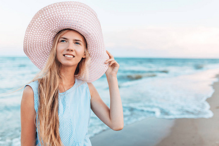 美丽的肖像女孩在帽子特写, 休息在海或海洋, 一个女人在夏天蓝色礼服
