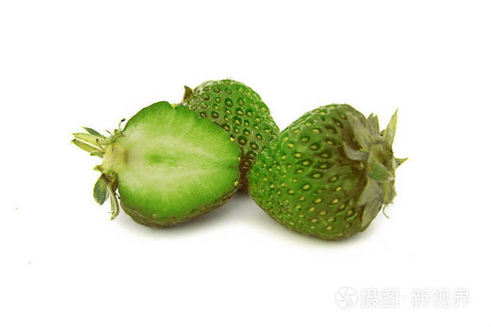 隔离绿色草莓