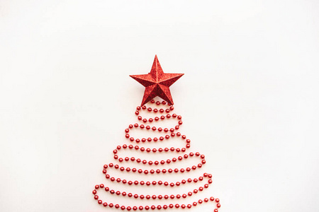 从珠子和顶部的星星上的圣诞冷杉树
