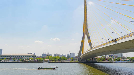 高速船与城市横过江的吊桥结构