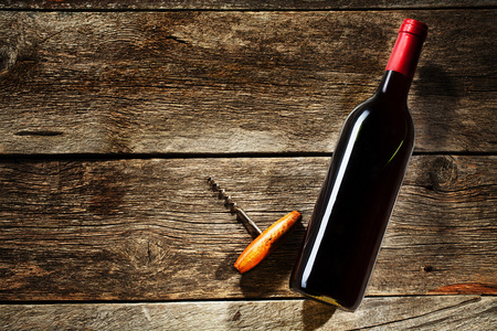 葡萄酒瓶上一个木制的背景