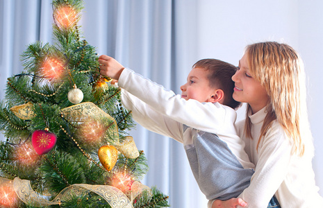 装饰圣诞树的孩子。快乐儿童