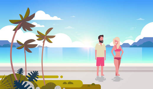 一对男人女人日出热带棕榈海滩暑假微笑着漫步海滨海景平水平