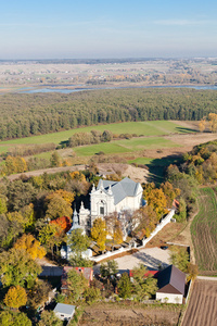 鸟瞰的教会在波兰平丘夫镇附近的村庄 mlodzawy
