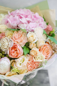 美丽的春天花束。花的安排与绣球和牡丹。颜色浅粉色。花店的概念, 小型家族企业