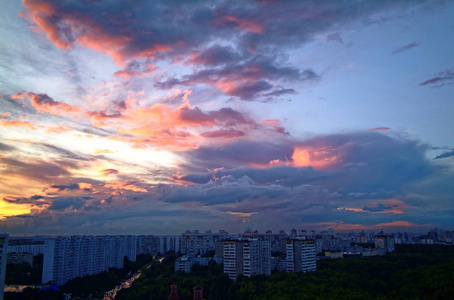 夏季在住宅区的日落