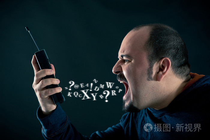 愤怒的人用字母黑色背景电话大吼