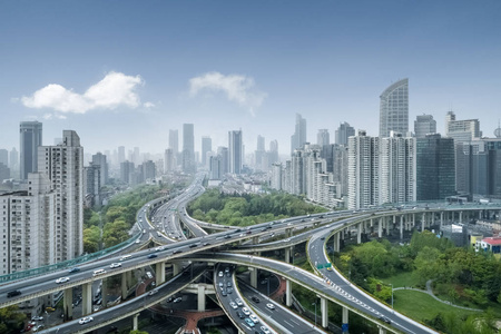 上海城市立交高架路口蓝天