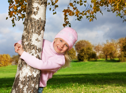 可爱的小女孩抱抱树