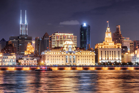 上海外滩历史建筑中国上海浦西天际线的美妙夜景.