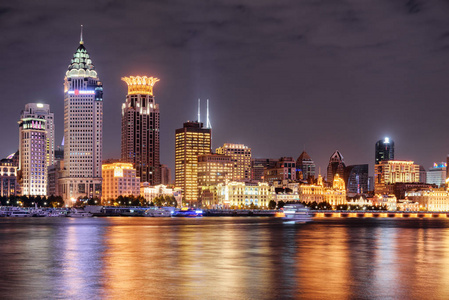 中国上海浦西天际线的壮观夜景.现代和老大厦外滩(外滩 在历史中心.