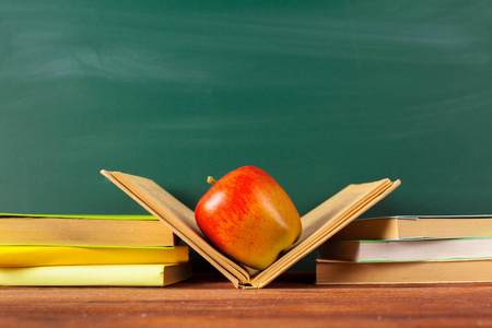 苹果与书和黑板, 回到学校概念