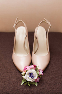 婚礼的概念。新娘的结婚鞋。为假期做准备。具有复制空间