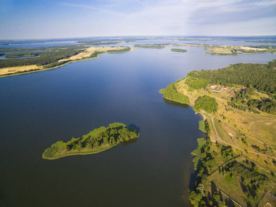 在平静的水中, Swiecajty 湖, Mazury, 波兰的小岛上无人居住的岛屿鸟瞰