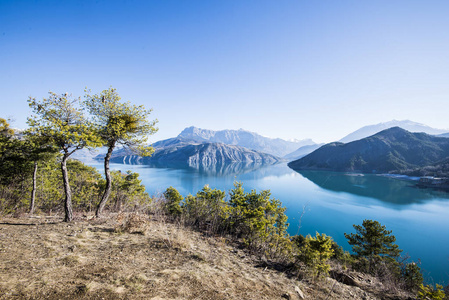 在晴朗的日子, 法国阿尔卑斯山塞尔poncon 湖附近山脉的景色