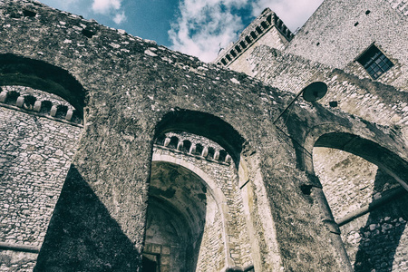 中世纪城堡的拱门与蓝天和云彩背景