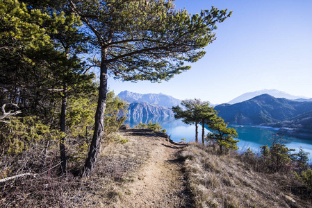 从法国阿尔卑斯山塞尔poncon 湖附近的道路和山脉看清楚的一天