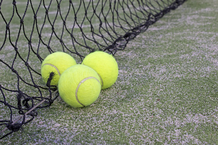 网球或桨桨法院的合成草地上的球