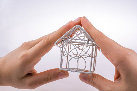小房子模型在手工制作的白色金属丝