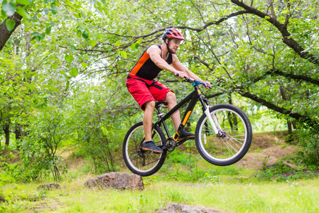 极端骑自行车, 骑自行车的骑车人。骑车骑山地自行车在美丽的夏日森林, 一个自由的空间
