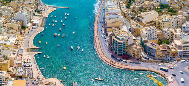 马耳他斯皮诺拉湾圣朱利安和斯利玛镇的美丽鸟瞰图