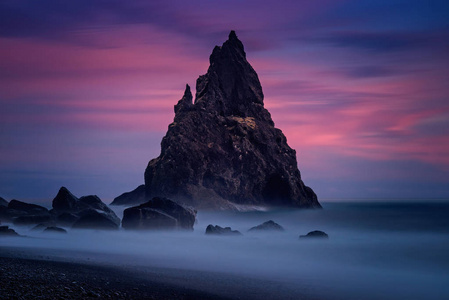 冰岛 Reynisfjara 黑海滩岩石海岸线上的多彩日落