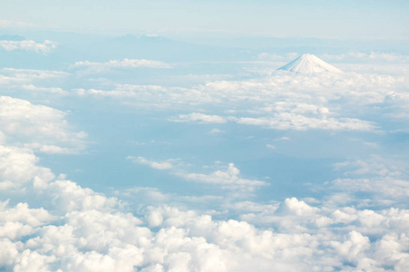 日本富士山与各组的云在鸟瞰图背景