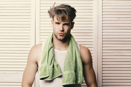 脖子上戴着绿毛巾的人。有强壮肌肉的运动员在早晨洗澡后。锻炼和健康的生活方式概念。头发凌乱, 表情的家伙