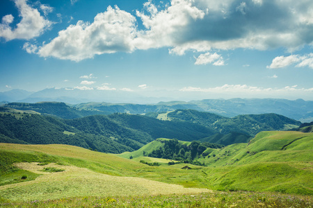 夏天山绿草和蓝色天空风景