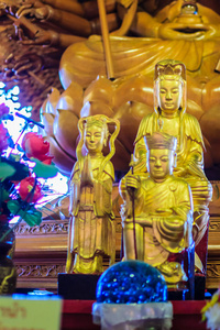 Guanyim 的美丽形象, 或观音, 中国寺庙中的神。观音的千手, 中国神的形象制作木雕中国艺术在泰国