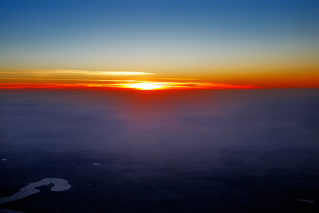 美丽的夕阳的天空