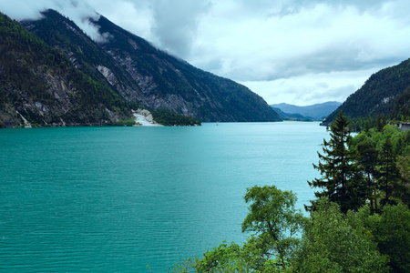 阿亨湖夏季景观奥地利。