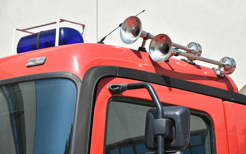 消防车顶部的喇叭和警报器图片