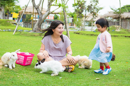 小女孩和母亲与兔子