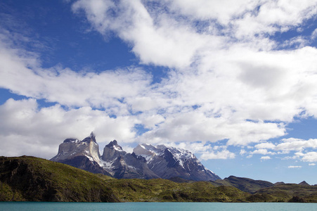 Cuernos 与典型的巴塔哥尼亚天气, 从 Pehoe 湖在马加兰尼斯地区的托雷斯佩里国家公园的看法, 智利南部