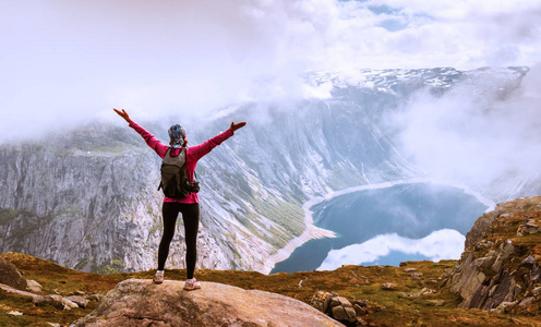 在山顶上，徒步旅行者。运动和积极的生活理念。Trolltunga 挪威