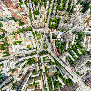 与空中城市景观 十字路口 道路 房屋 建筑物 公园及停车场。阳光灿烂的夏天全景图像