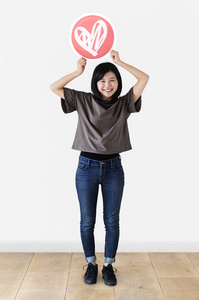 韩国妇女持有圆形标志与心脏图标头顶上方