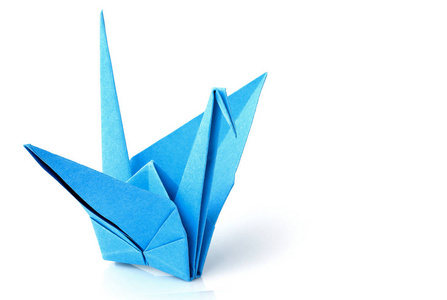 蓝色折纸起重机在白色背景上的鸟类隔离特写